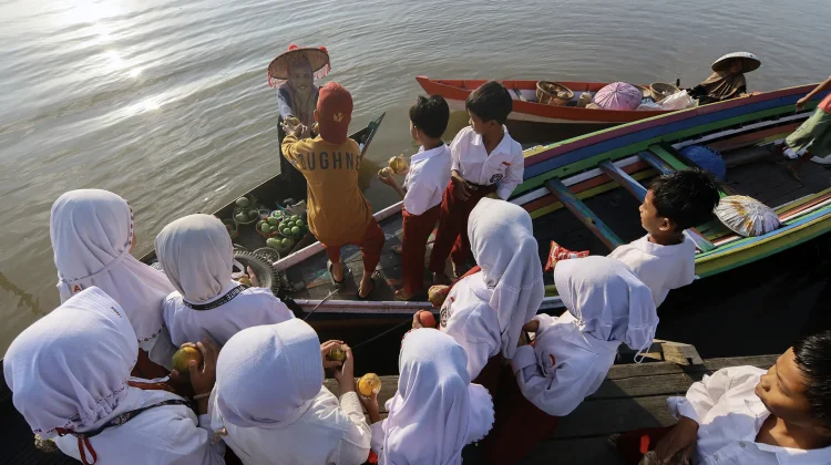 Arbainah Menjaga Tradisi dan Semangat Berbagi di Pasar Terapung Lok Baintan