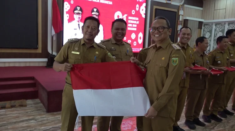 Sambut HUT RI ke 81, Pemkab Tabalong Bagikan Ratusan Bendera ke Seluruh Kecamatan