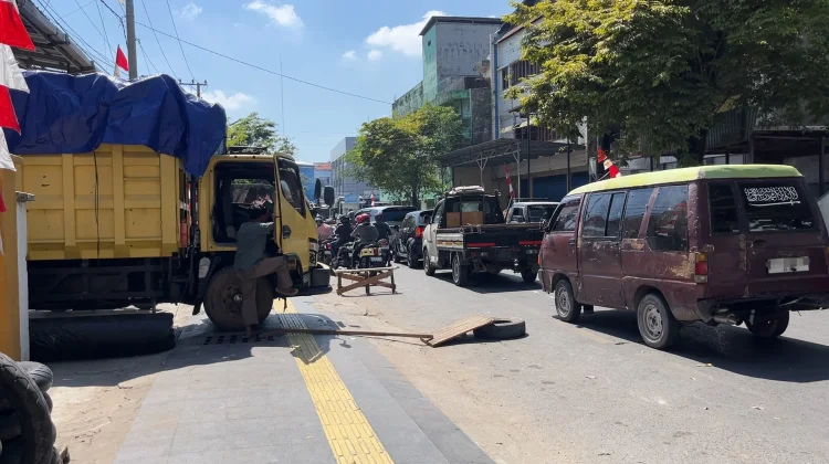 Antrean SPBU Mengular, Warga Keluhkan Akses Jalan Tertutup