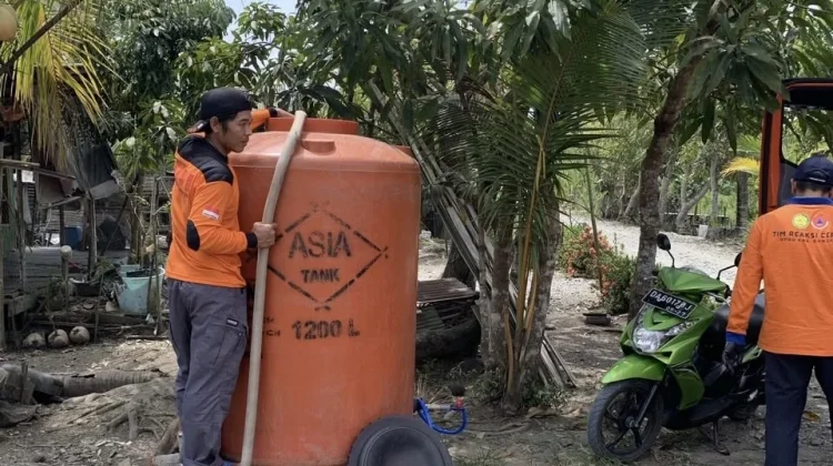 BPBD Banjar Salurkan Ribuan Liter Air Bersih ke Desa Salat Makmur