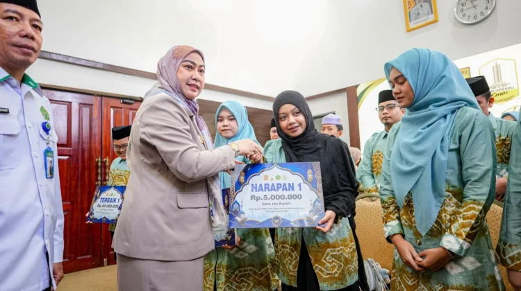 Apresiasi Perjuangan Kafilah, Wali Kota Banjarbaru Serahkan Bonus MTQN XXXVII
