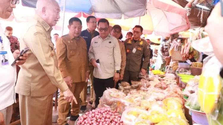 Gubernur Muhidin Cek Harga Pangan di Pasar Keramat Barabai