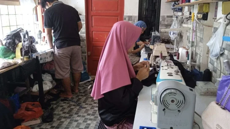 Sanawiya Perluas Pasar Usaha Jahit lewat Media Sosial