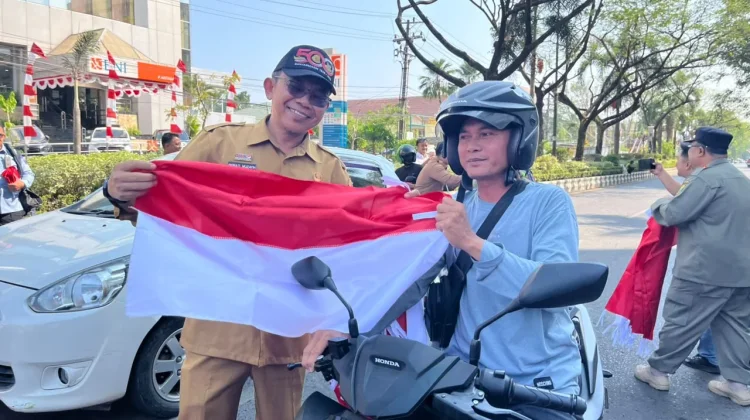 Bagi-Bagi Bendera Merah Putih dengan 'Catatan'!