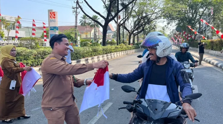 Bagian Umum Banjarmasin Ikut Bagikan Bendera Merah Putih ke Pengguna Jalan