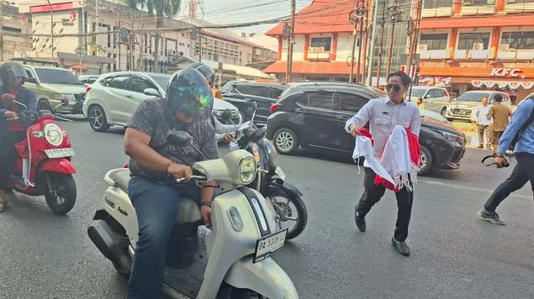 Bagi-Bagi Bendera Merah Putih, PALD Banjarmasin Titip Pesan Nasionalisme