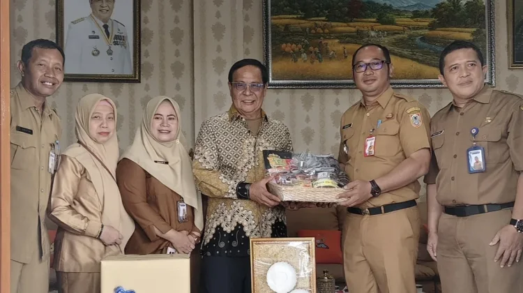 Harjad ke-76, Pemprov Kalsel Anjangsana ke Keluarga Mantan Gubernur