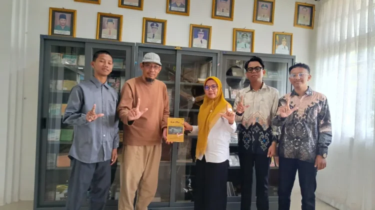 Buku "Kai Mo.."Diserahkan ke Perpustakaan Kalsel pada Hari Remaja Internasional