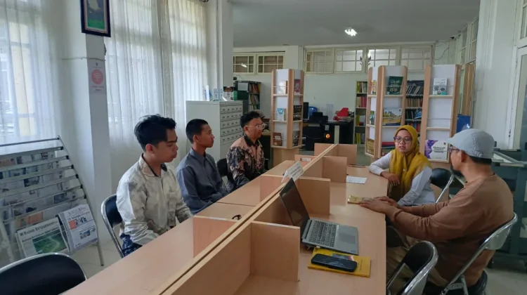 Buku "Kai Mo.."Diserahkan ke Perpustakaan Kalsel pada Hari Remaja Internasional