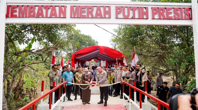 Wali Kota Banjarbaru dampingi Kapolda Resmikan Jembatan Merah Putih