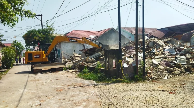 Rumah Dua Lantai Tak Berpenghuni Ambruk, Timpa Rumah Tetangga di Gambut