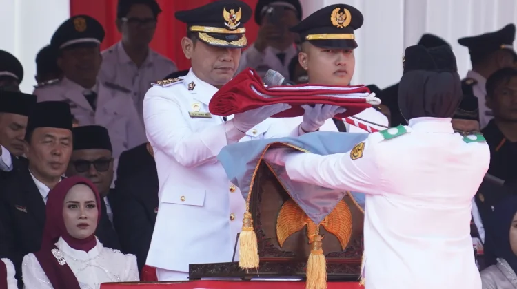 Cium Sang Saka sebelum Dikibarkan, Wali Kota Beri Pesan Kesejahteraan Warga