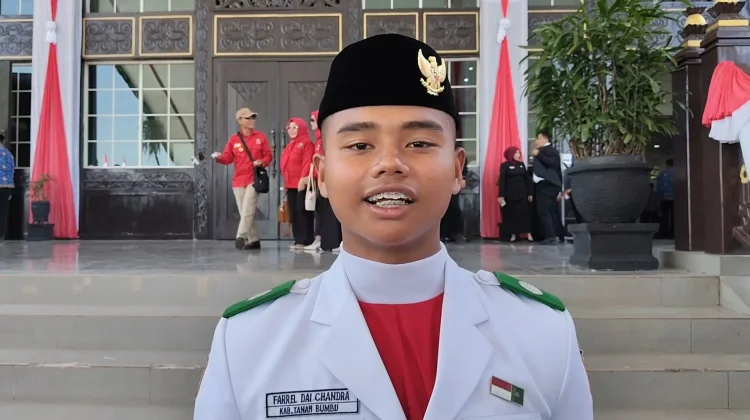 Farrel Bangga Jadi Pengibar Bendera Pusaka Kalsel