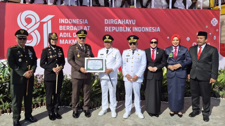 Bupati Serahkan Empat Penghargaan kepada Kejari Barito Kuala