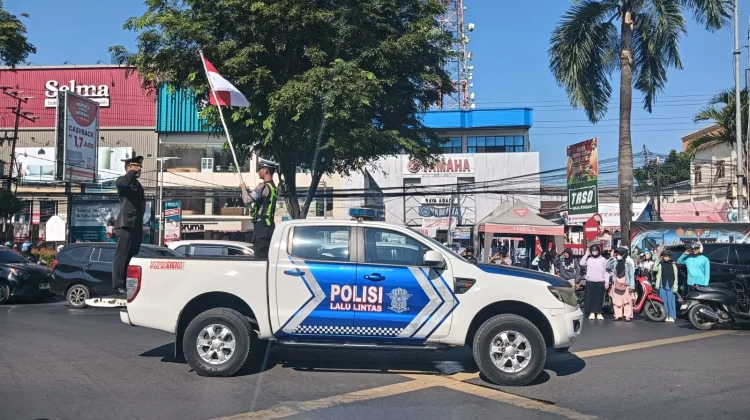 Masyarakat Pengendara Hormat Berhenti Sejenak Momen Detik-detik Proklamasi