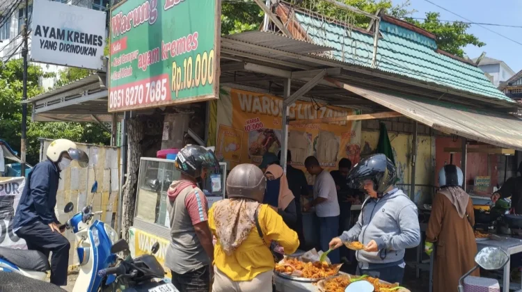 Warung Lili Jual Nasi Uduk Ayam Kremes Rp10 Ribu, Kremesan Sepuasnya