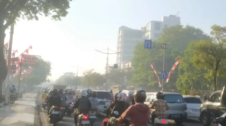 Kalsel Cerah Berawan, Banjarmasin Pagi hari diselimuti Kabut Asap
