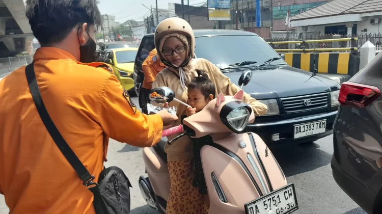 Kabut Asap Makin Pekat, BPBD Banjarmasin Turun Bagikan Masker ke Warga