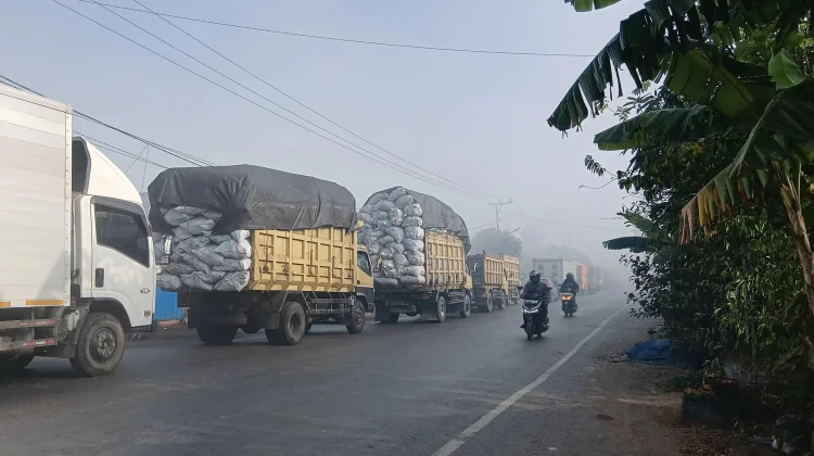 Kabut Asap Batasi Jarak Pandang, Antrean 5 Km di Perbatasan Tala-Banjarbaru