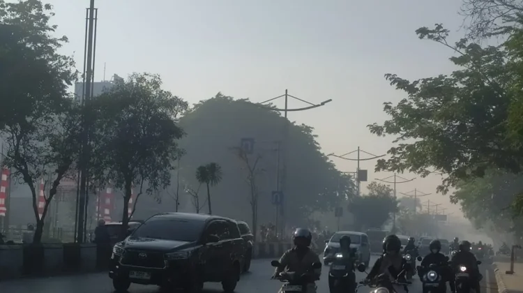 Kalsel Cerah Berawan, Bandara Syamsudin Noor Diselimuti Kabut Asap