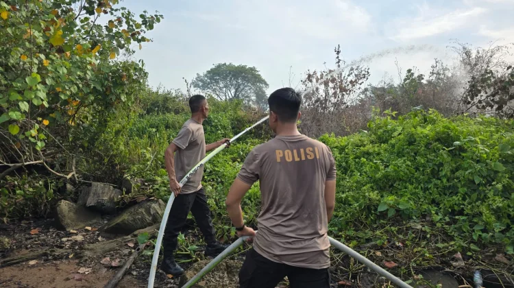 Sat Polairud Polresta Banjarmasin Respon Cepat Padamkan Karhutla di Pulau Bromo