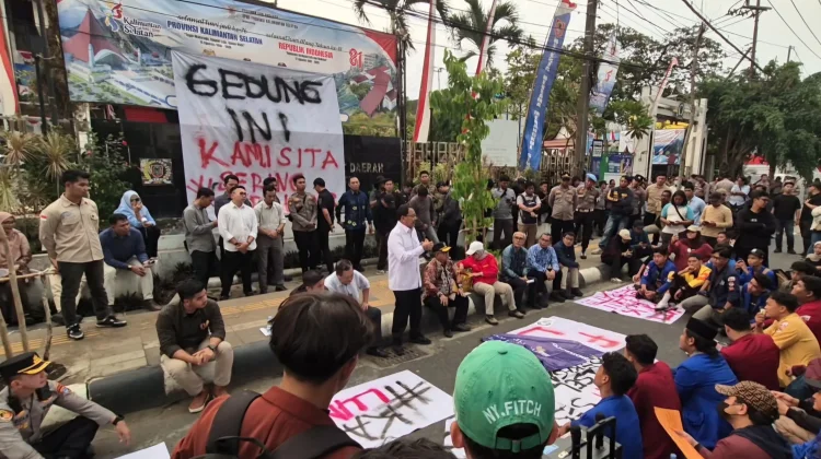 Soroti Karhutla, Aliansi BEM se-Kalsel Sambangi Gedung DPRD
