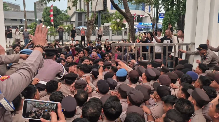 Penyampaian Aspirasi di DPRD Kalsel, Dua Peserta Aksi Ditangani Medis