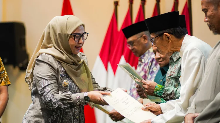 104 Sertifikat Tanah Wakaf Diserahkan kepada 53 Lembaga di Banjarbaru