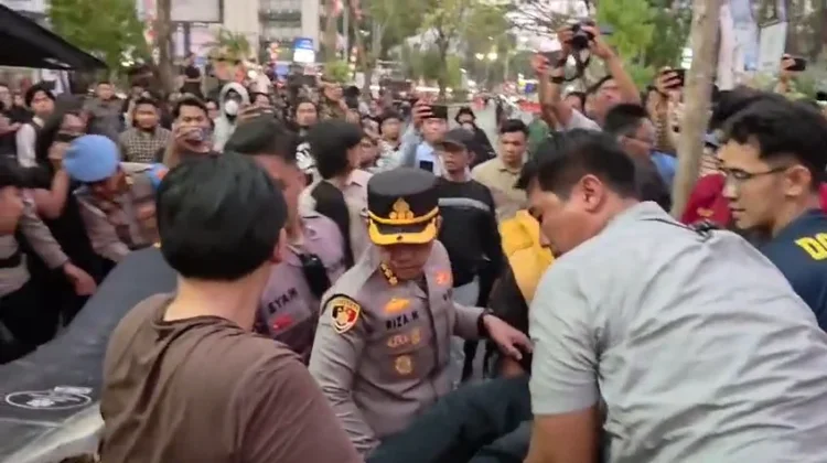 Kapolresta Banjarmasin Bantu Evakuasi Mahasiswa Pingsan saat Aksi