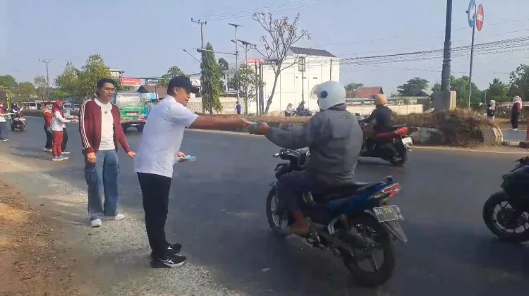 Kurangi Dampak Kabut Asap BPBD Kalsel Bagikan Ribuan Masker ke Masyarakat