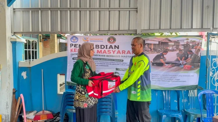 Tim Pengabdi Serahkan Aset Medis kepada Relawan Banjarmasin