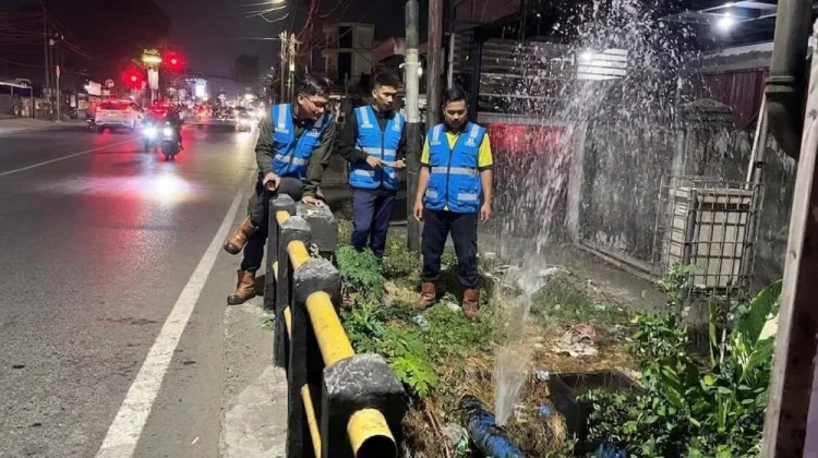 Optimalisasi Pelayanan, Tim GAM PAM Bandarmasih Buka Air Vent di Mantuil