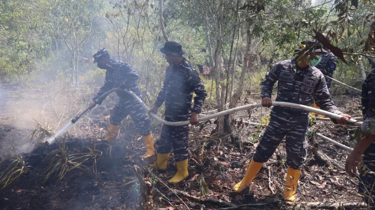 Lanal Banjarmasin Bersama Tim Gabungan Lokalisir Karhutla di Guntung Damar