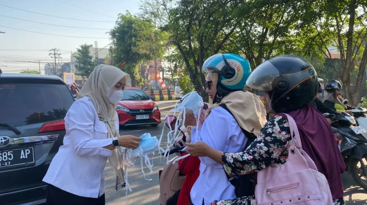 Kabut Asap Makin Mengganggu, Puluhan Ribu Masker Dibagikan ke Warga Banjarmasin