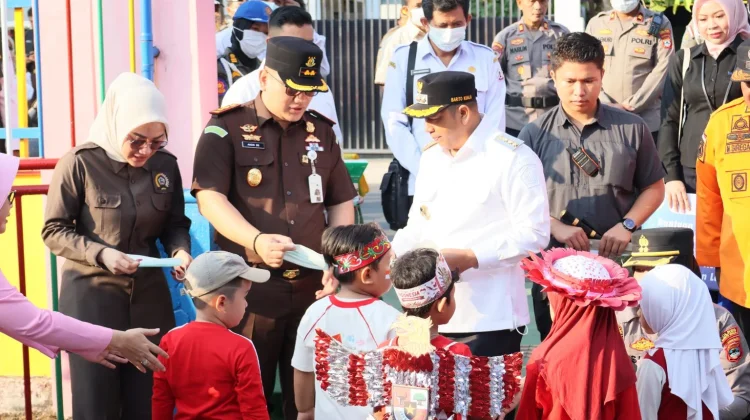 Cegah Dampak Asap Karhutla, Pemkab Batola Bagikan Masker