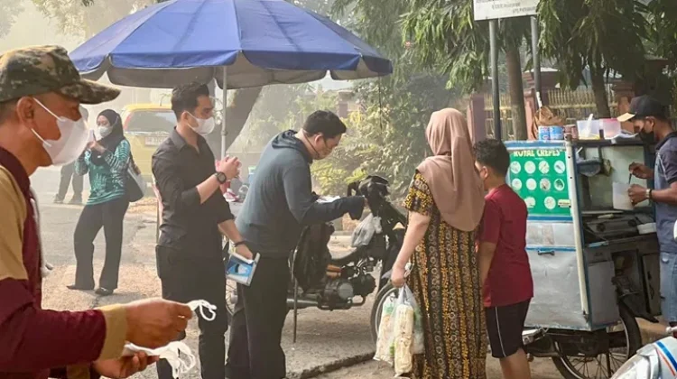 Asap Karhutla Kepung Banjarbaru, Kecamatan BBS Bagikan Masker Gratis