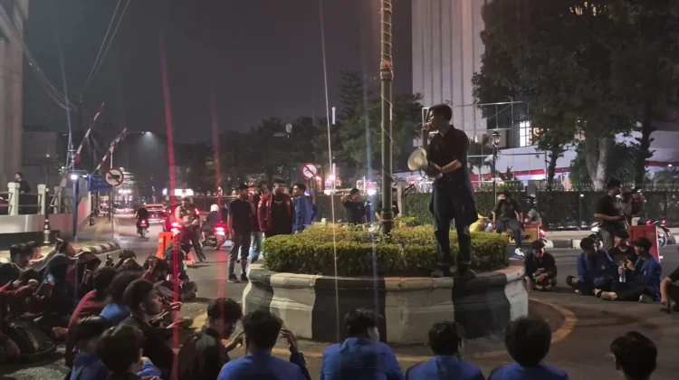 Gelar Aksi di DPRD Kalsel, Mahasiswa Desak Evaluasi Penanganan Karhutla