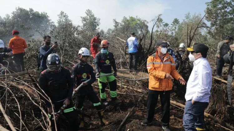 Wagub Kalsel Hasnuryadi Tinjau Penanganan dan Serahkan Bantuan Relawan Karhutla