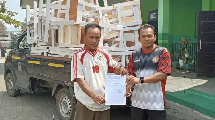 Perkuat Sarana Pendidikan, Disdik Banjar Salurkan Meja dan Kursi ke SDN Lok Baintan