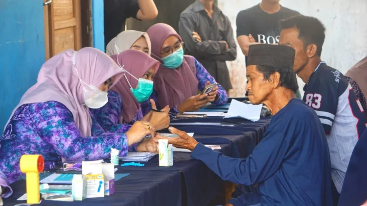 Tekan Penularan TB, Dinkes Balangan Periksa Kesehatan Warga Desa