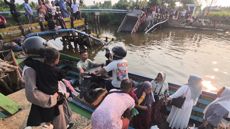 Jembatan Mantuil Ambruk, Warga Inisiatif Buka Penyeberangan Perahu