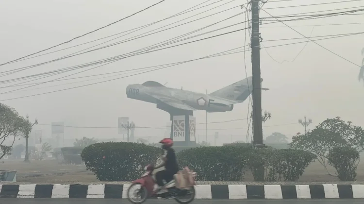 Kabut Asap Karhutla Makin Pekat di Banjarbaru, Warga Khawatir Beraktivitas