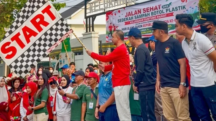 Jalan Sehat Kumpulkan 126 Kg Botol Plastik Warga Guntung Paikat
