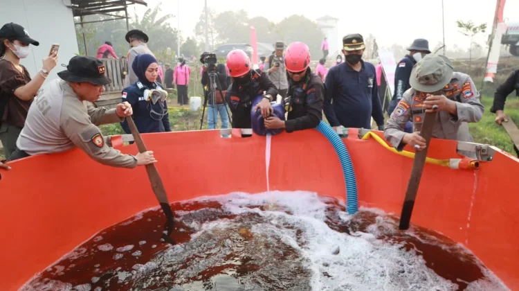 Polda Kalsel Uji Coba Cairan Minyak Nabati untuk Atasi Karhutla