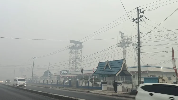 Kabut Asap Kembali Ganggu Tujuh Penerbangan di Bandara Syamsudin Noor