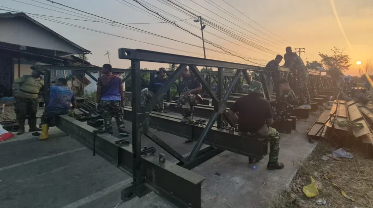 Denzipur 8/GM Kebut Pemasangan Jembatan Darurat Mantuil