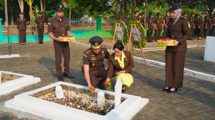 Hari Lahir Kejaksaan, Kejari Balangan Ziarah ke Makam Pahlawan