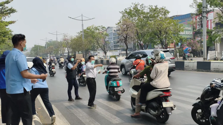 Ditengah Asap Karhutla, RRI Banjarmasin Bagikan Masker dalam Rangkaian RRI Fest