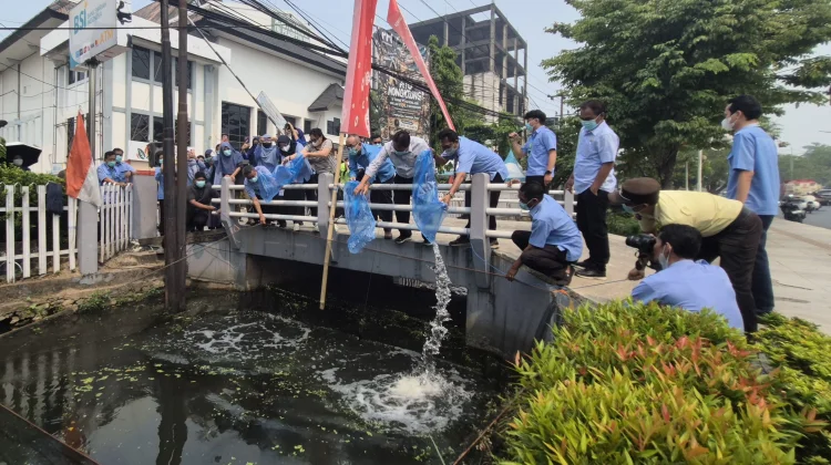 RRI Banjarmasin Tebar Ribuan Benih Ikan dan Bagikan Masker Gratis