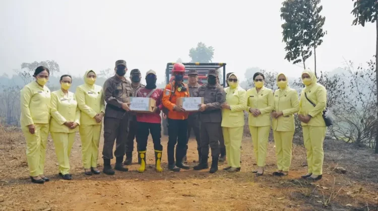 Dimoment Hari Lahir Kejaksaan, Petugas Karhutla Dapat Bantuan Sembako